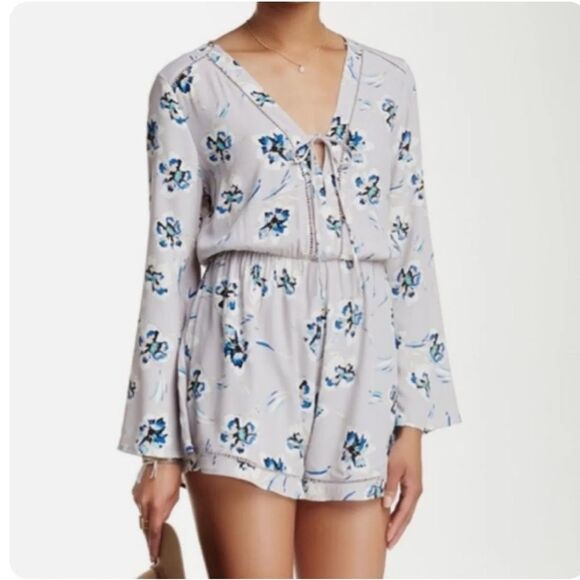 ASTR the Label Anthropologie Long Sleeve Gray Blue Floral Romper size Large - Picture 2 of 10